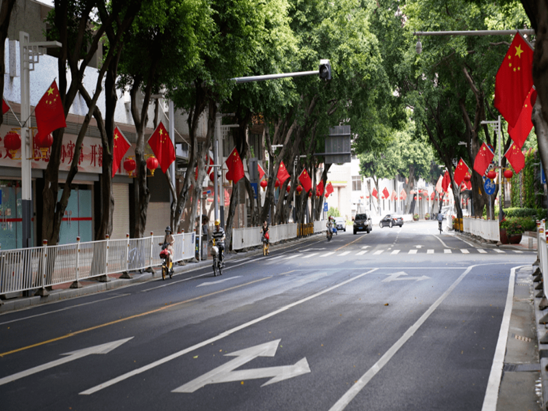 挂满五星红旗的街路